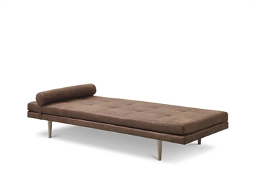 Kennedy Daybed /sofa briks i micro læder - Her i farve camel m. ben i træ (lys natur)